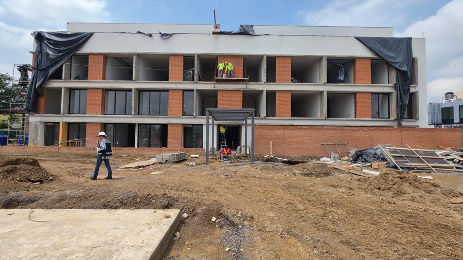 Fachada de ladrillo de la Torre 1 en acabados